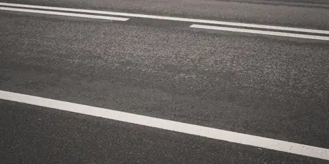 Jakie są rodzaje oznakowania poziomego dróg i gdzie się je stosuje?