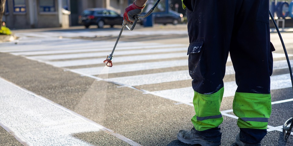 Najnowsze technologie i farby używane do malowania pasów drogowych