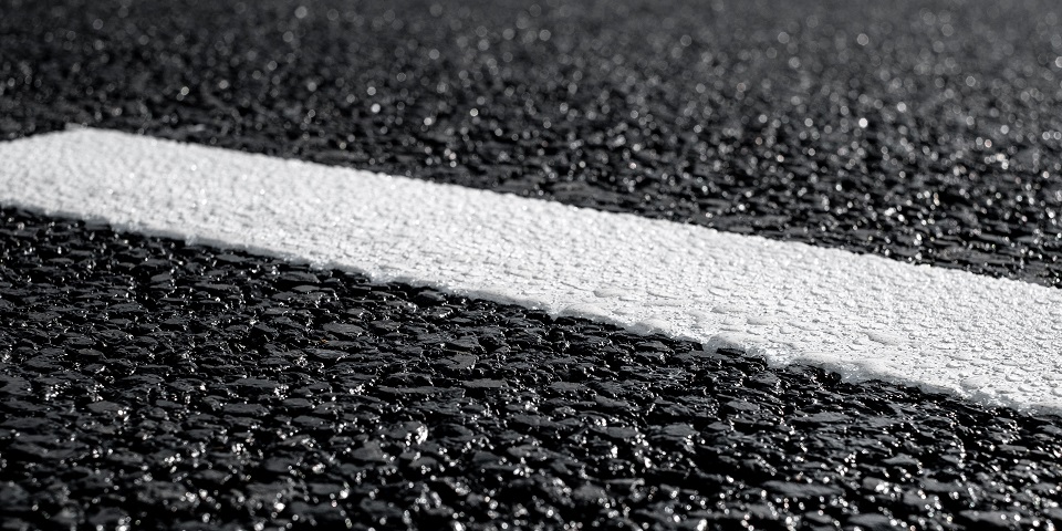 Czym różni się oznakowanie poziome na autostradach od oznakowania w miastach?