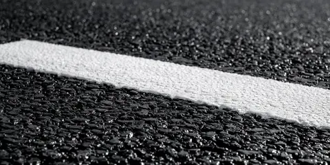 Czym różni się oznakowanie poziome na autostradach od oznakowania w miastach?
